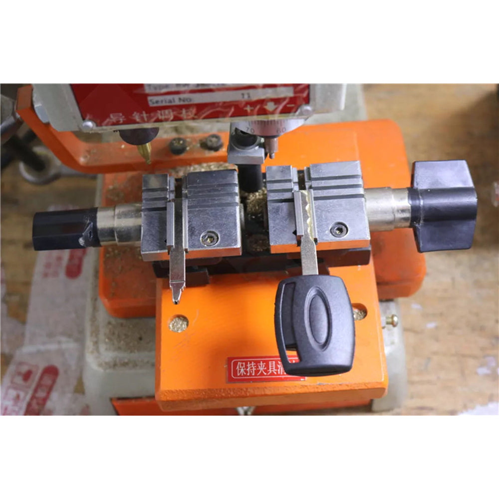 A pair HU101 Duplicating Fixture Clamp For Ford Focus Key Blank Key Cutting Machine Accessories Key Cutter Machine Parts